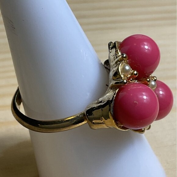 Vintage Gold Tone Round Pink Coral Center Pearls Adjustable Ring - Picture 3 of 4